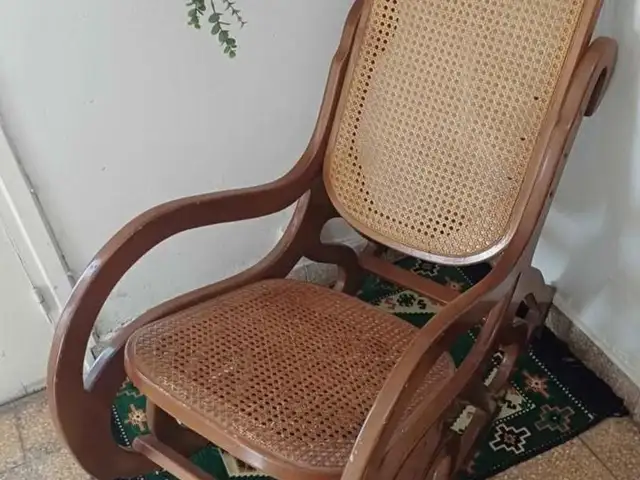 Ξύλινη κουνιστή πολυθρόνα με rattan πλέξη, Επαρχία Λευκωσίας — Λευκωσία - Παλουριώτισσα