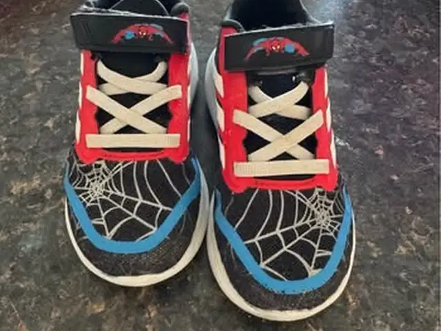 Adidas x marvel sneakers, Επαρχία Πάφου — Χλώρακας