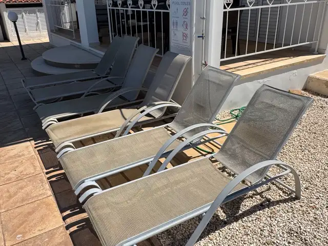 X6 aluminium sun beds available x4 beige / x2 silver, Επαρχία Πάφου — Πέγεια