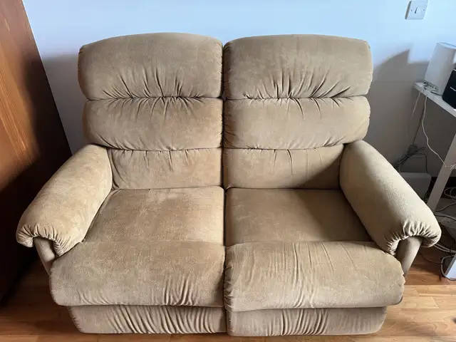 La-z-boy 2 seat recliner sofa walnut microfibre, Επαρχία Πάφου — Αφροδίτη Χίλς Κούκλια