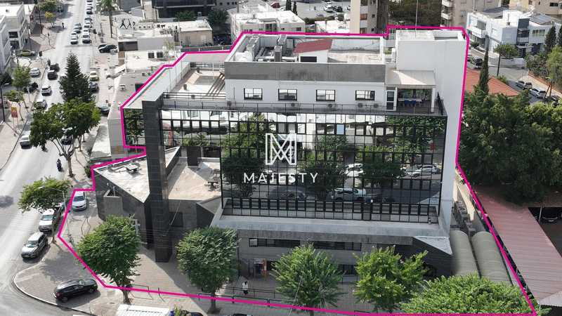 Commercial building in petrou kai pavlou