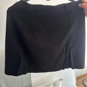 Short black skirt with a small slit, Nicosia — Aglantzia