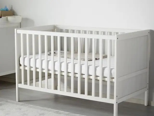 Ikea sundvik baby bed with mattress, Nicosia — Fterikoudi