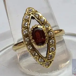 18ct gold ring with oval cut red stone, Limassol — Ypsonas