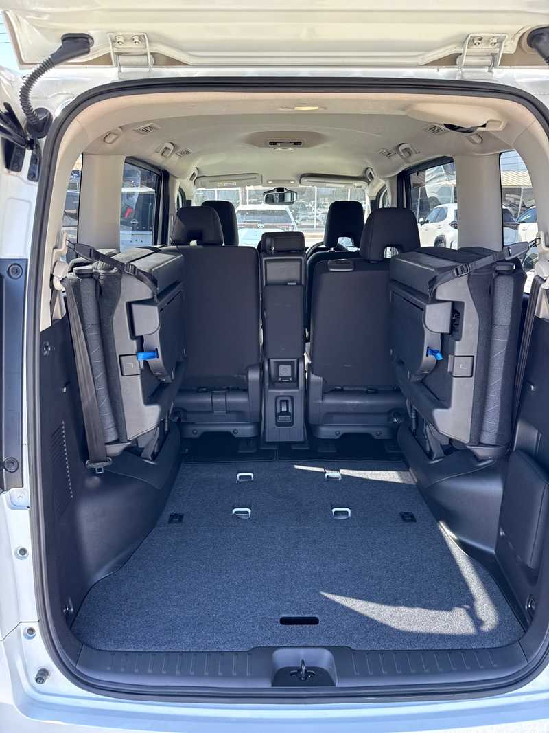 2023 Nissan Serena 2,0L 2023 Cyprus
