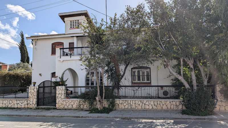 6-bedroom detached house for sale