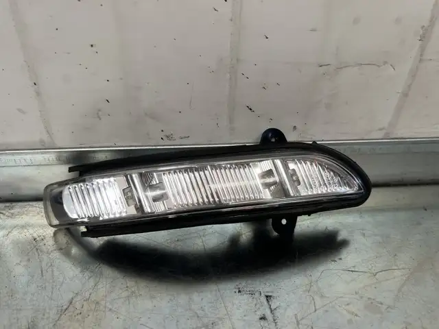 Mercedes w211 w216 w219 w221 e cl cls s genuine mirror turn signal light right, Επαρχία Λεμεσού — Γερμασόγεια