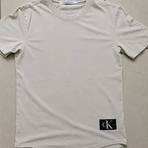 Calvin klein beige t-shirt, Larnaca — Kiti