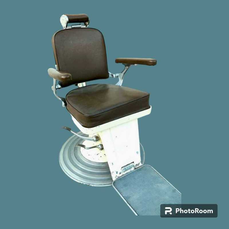 Vintage barber chair olymp germany in very good working condition