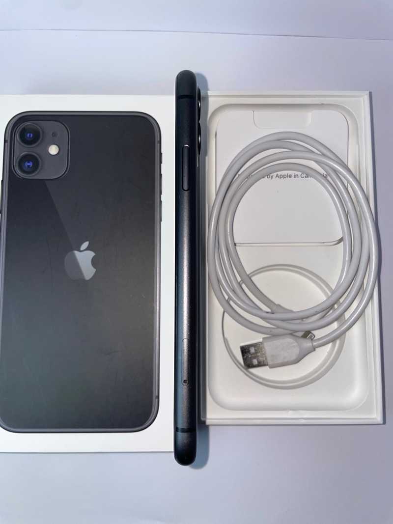 Brand new barely used black apple iphone 11 with box + case