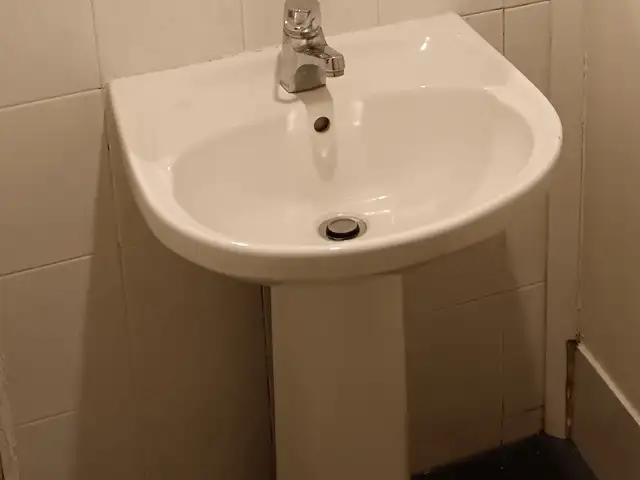 Sink with ceramic pedestal, Επαρχία Πάφου — Τάλα