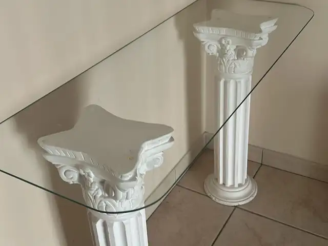 Plaster columns 70cms high. glass top 40 - 108cms, Επαρχία Λάρνακας — Αραδίππου - Άγιος Φανούριος