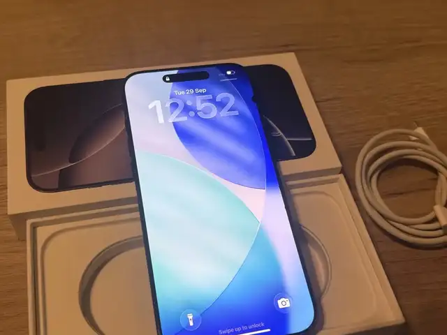 Iphone 16 pro max cracked back glass and black dot on screen everything working, Επαρχία Λευκωσίας — Στρόβολος - Σταυρός