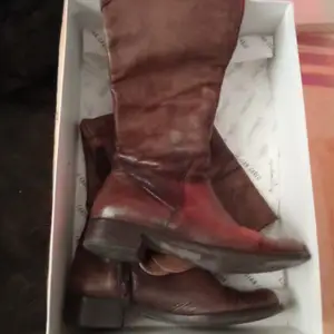 Leather boots, Επαρχία Λευκωσίας — Αγλαντζιά