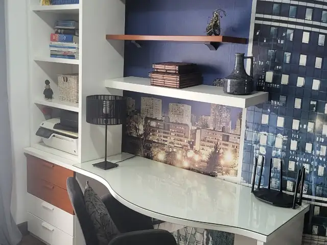 Σετ γραφείο, βιβλιοθήκη, ράφια και περιστρεφόμενη καρέκλα γραφείου, Larnaca — Larnaka - Agios Nikolaos