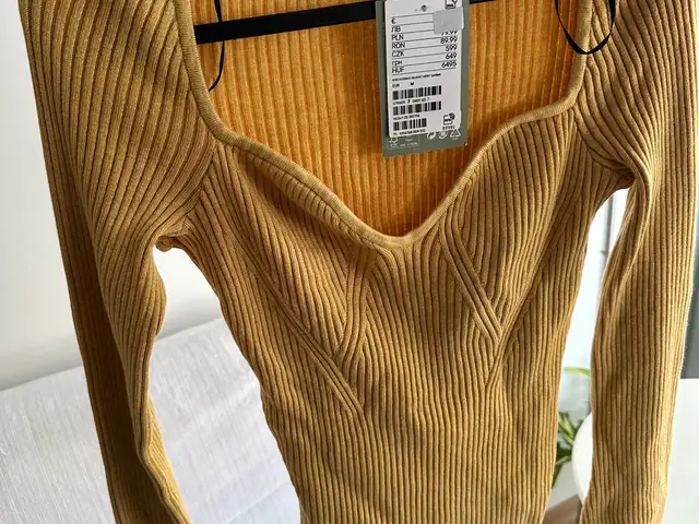 Yellow long sleeved top, Nicosia — Aglantzia