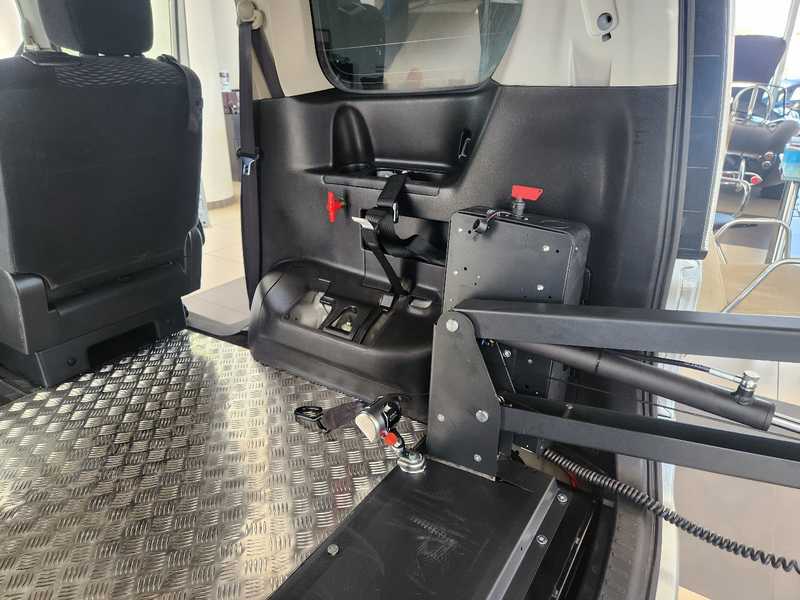 2014 Nissan Serena 2,0L 2014 Cyprus