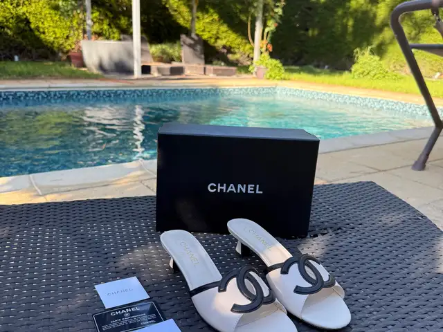 Chanel white & black leather cc logo kitten heel mules, Επαρχία Λεμεσού — Μαρίνα Λεμεσού