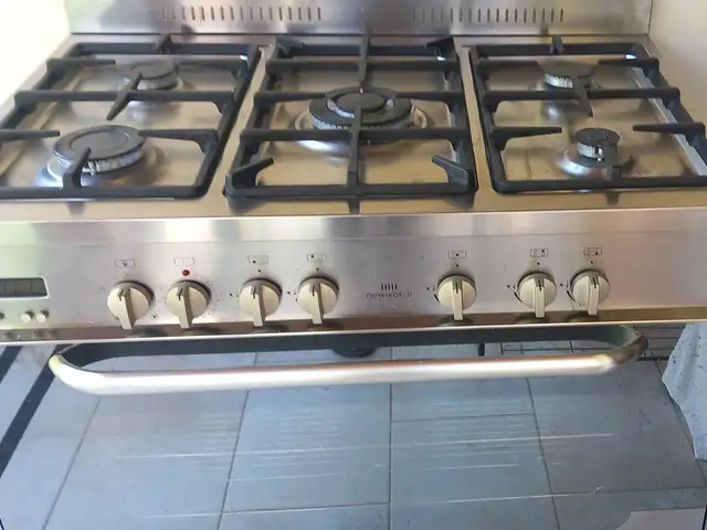 Newworld range gas cooker, Limassol — Pissouri