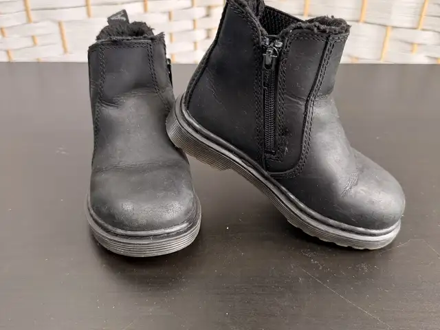 Dr. martens black fur-lined chelsea boots eu 24, Paphos — Pegeia