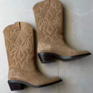Cowboy boots, Επαρχία Λάρνακας — Λιβάδια Λάρνακας