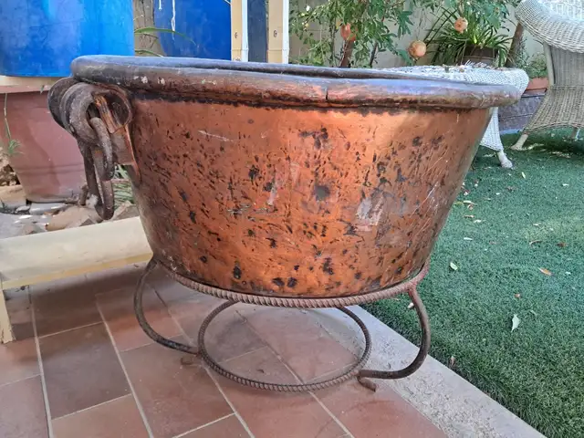Antique copper pot, Επαρχία Λευκωσίας — Στρόβολος - Χρυσελεούσα
