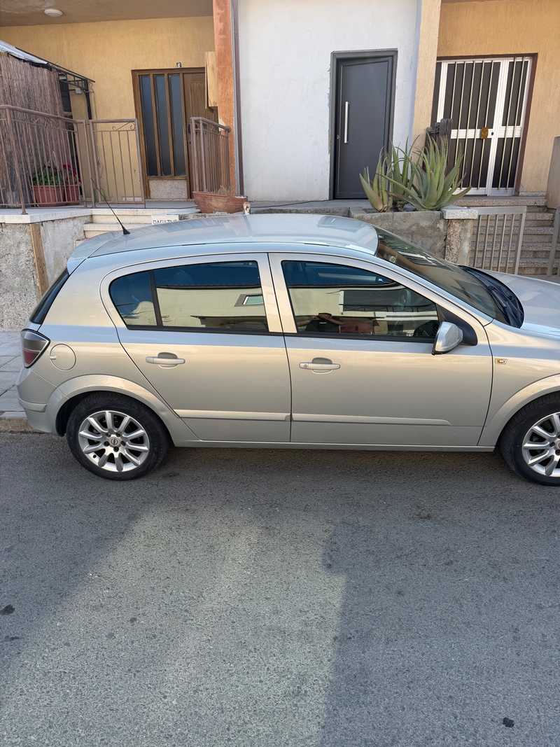 2009 Opel, Vauxhall Astra 1,6L 2009 Cyprus