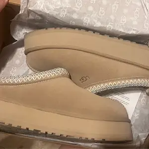 Ugg tazz ii clogs in sand colour size 39, Επαρχία Λεμεσού — Λεμεσός - Πέτρου και Παύλου