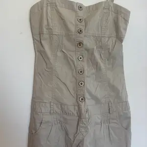 Bershka beige button-front playsuit, Επαρχία Λάρνακας — Αραδίππου - Άγιος Φανούριος