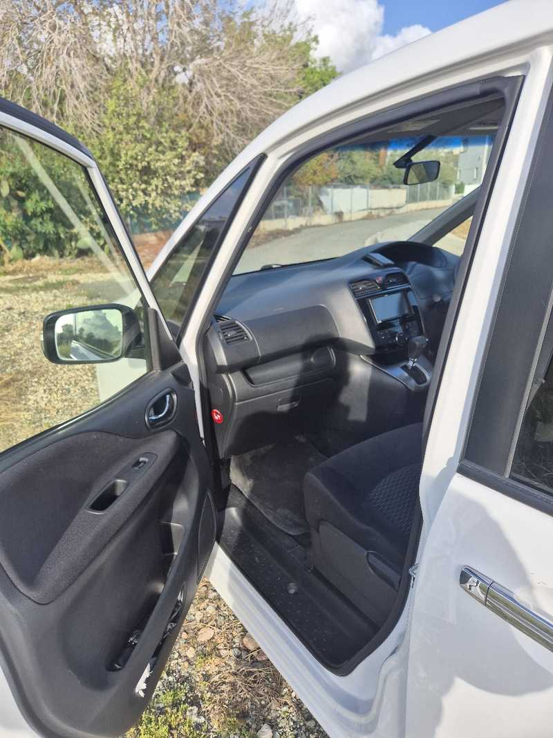 2016 Nissan Serena 2,0L 2016 Cyprus