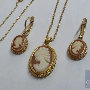 18ct gold cameo pendant and matching earring set, Limassol — Ypsonas