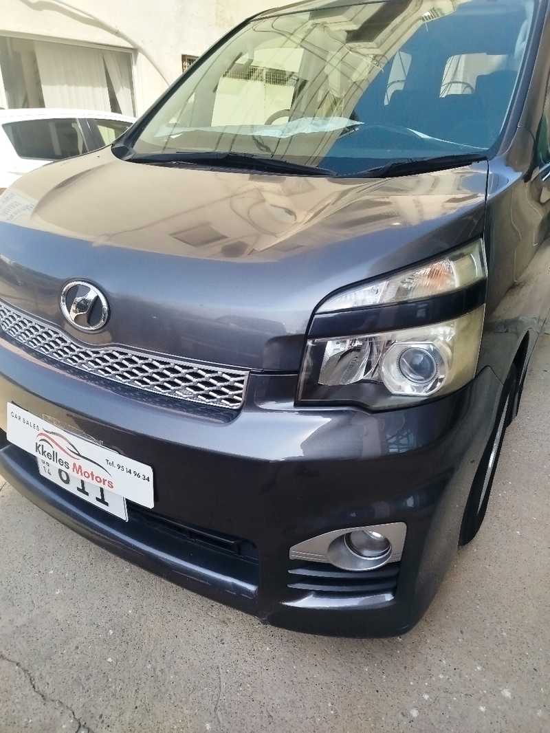 Toyota Voxy 2,0L 2014