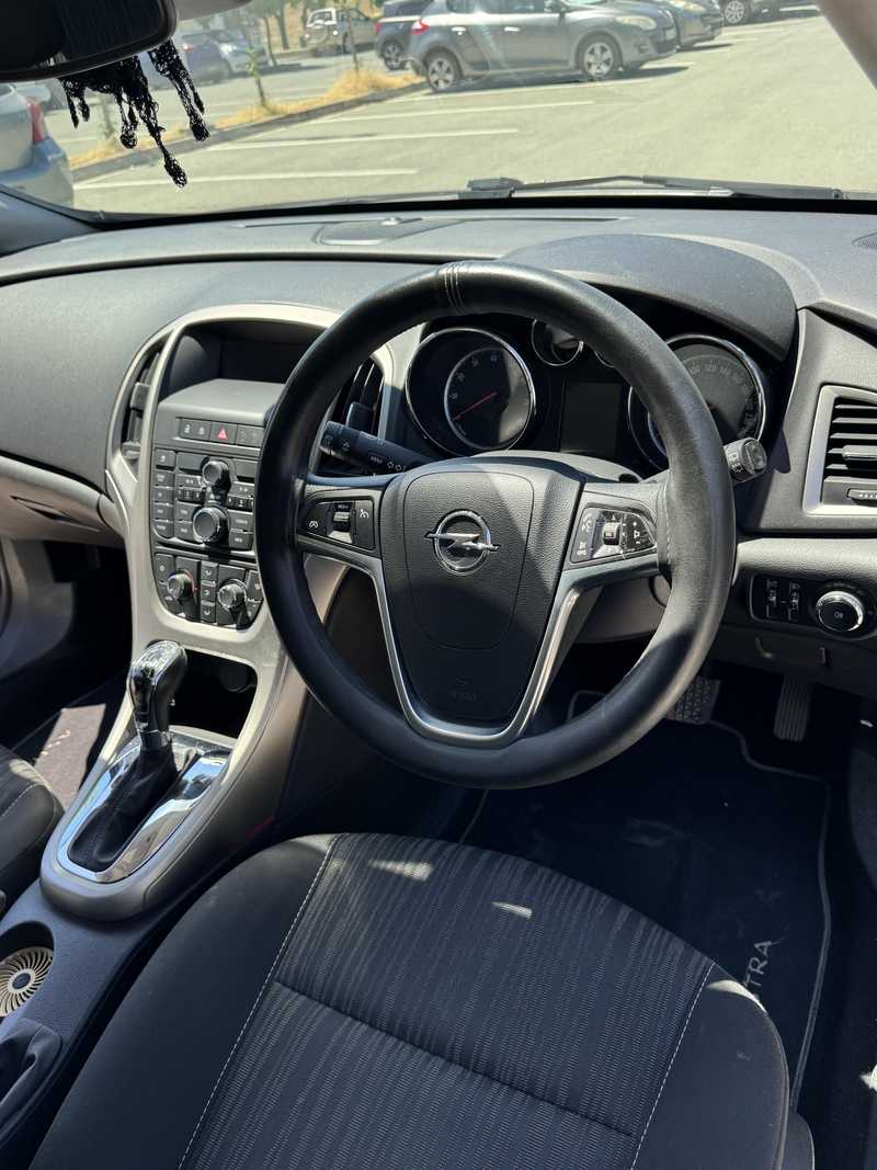 2010 Opel, Vauxhall Astra 1,6L 2010 Cyprus