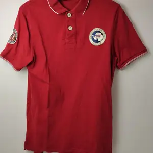 Napapijri Men's Red Pique Polo Shirt Expedition Experience Crest Size M, Nicosia — Strovolos - Acropolis