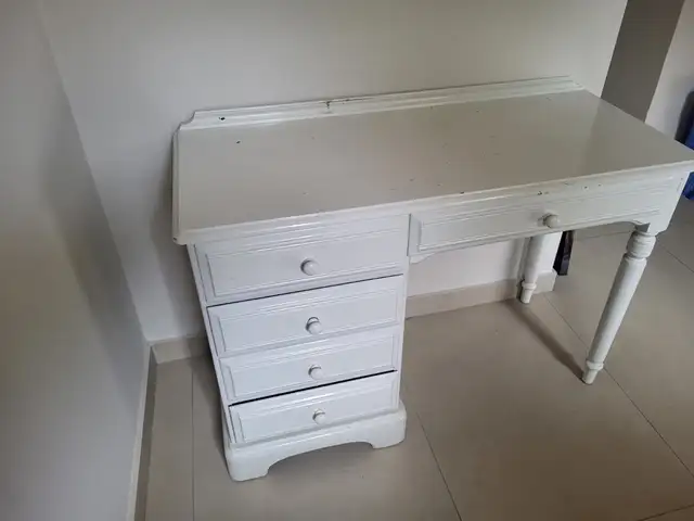 Vintage white wooden writing desk with 5 drawers, Nicosia — Palouriotissa