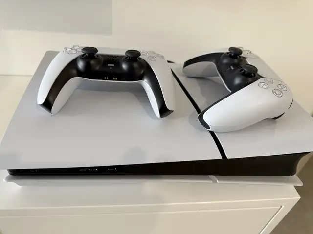Playstation 5 digital slim w/ 2 controllers, Nicosia — Aglantzia