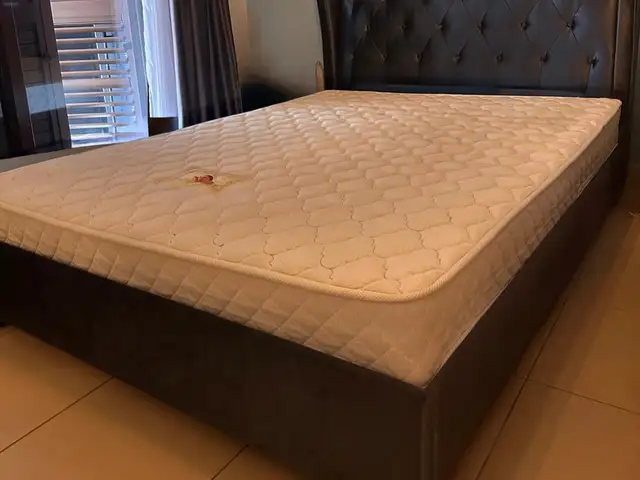 Διπλό κρεβατι + στρώμα 200 cm x 160 cm + έξτρα σιδερένια βάση κάτω από το στρώμα, Nicosia — Palouriotissa