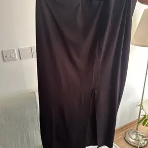 Black midi skirt with a slit, Nicosia — Aglantzia