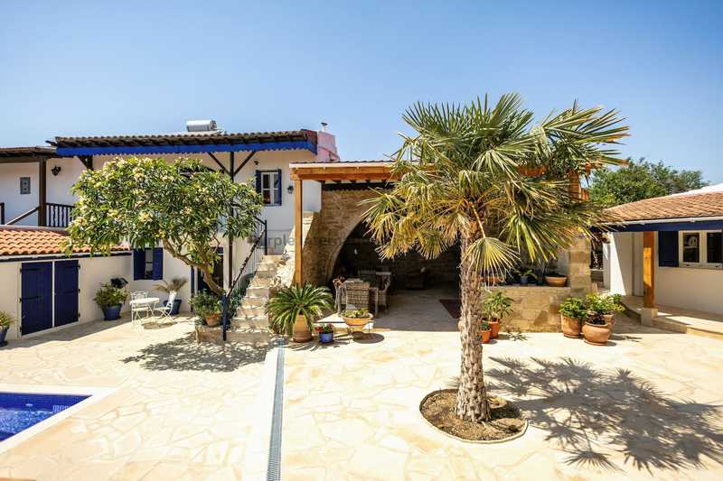5-bedroom detached house for sale