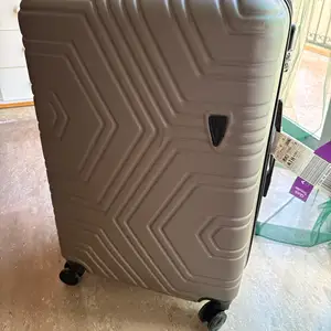 24 champagne gold hard shell suitcase, Limassol — Limassol - Zakaki