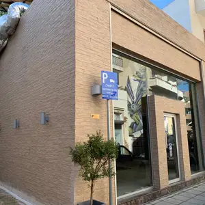 Elegant showroom and offices with high ceiling and offices on second floor, Επαρχία Λάρνακας — Λάρνακα - Σκάλα