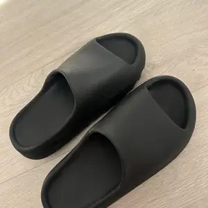 Yeezys slides, Limassol — Kolossi -Agios Loukas