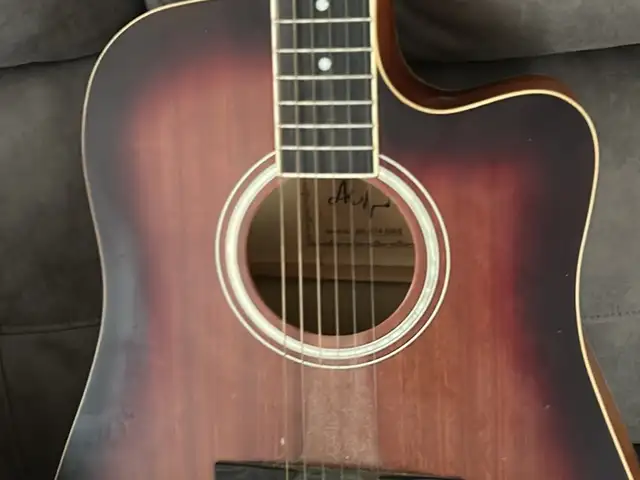 Guitars very good condition, Επαρχία Λάρνακας — Λιβάδια Λάρνακας