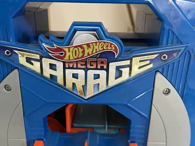 Hot wheels car garage with lifts, Επαρχία Λάρνακας — Λάρνακα - Φοινικούδες