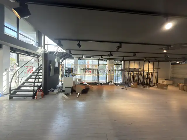 Spacious 445 m2 shop in agioi omologites, Nicosia — Agioi Omologites