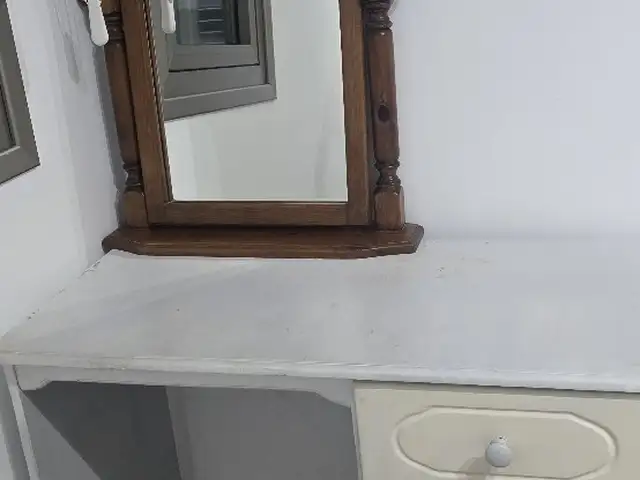 Desk with 4 drawers and mirror, Επαρχία Λάρνακας — Αραδίππου - Άγιος Φανούριος