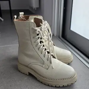 Leather boots, Επαρχία Λευκωσίας — Στρόβολος - Άγιος Βασίλειος