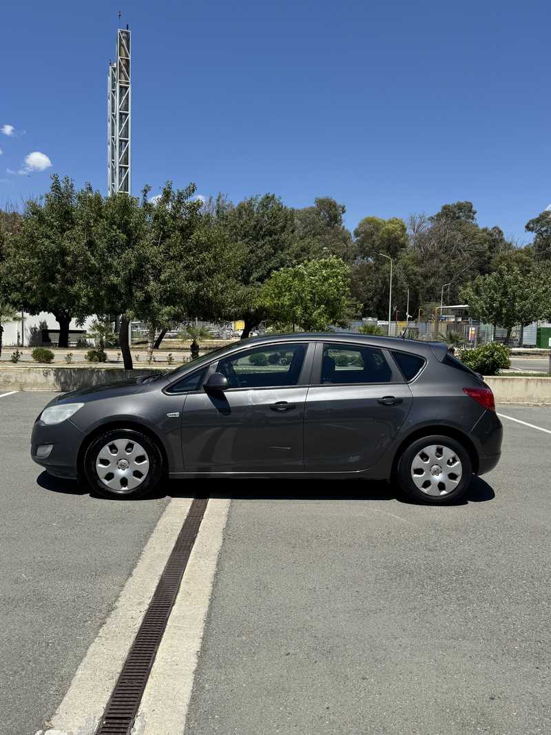 2010 Opel, Vauxhall Astra 1,6L 2010 Cyprus