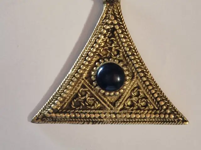 Vintage αυθεντικό τριγωνικό μενταγιόν-φυλαχτό τουαρέγκ με μαύρο όνυχα, Επαρχία Λευκωσίας — Στρόβολος - Εθνομαρτ Κυπριανός