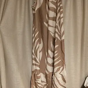 Brown & white leaf pattern long dress, tu size, Επαρχία Λεμεσού — Λεμεσός - Αγία Ζώνη